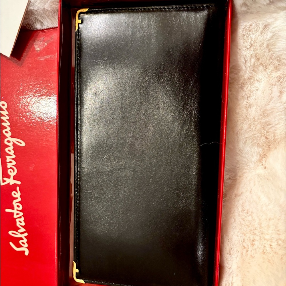 Salvatore Ferragamo Elegant Leather Wallet in Box - Picture 15 of 16
